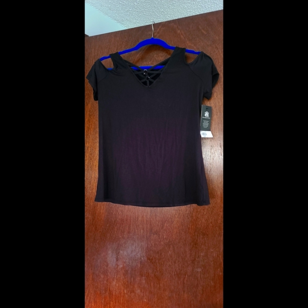 Rock & RepuShipping! Shoulder black top